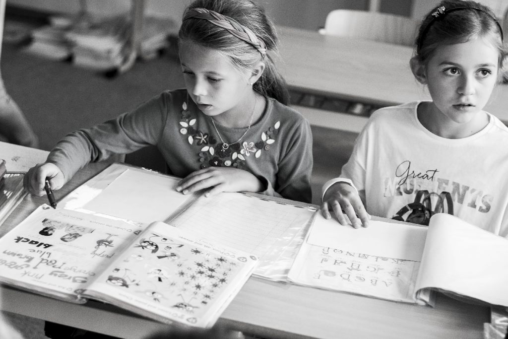 V loňském školním roce fungovalo v Česku 4214 základních škol, které poskytovaly vzdělání 962 348 žákům. Vybrat tu správnou někdy bývá oříšek.