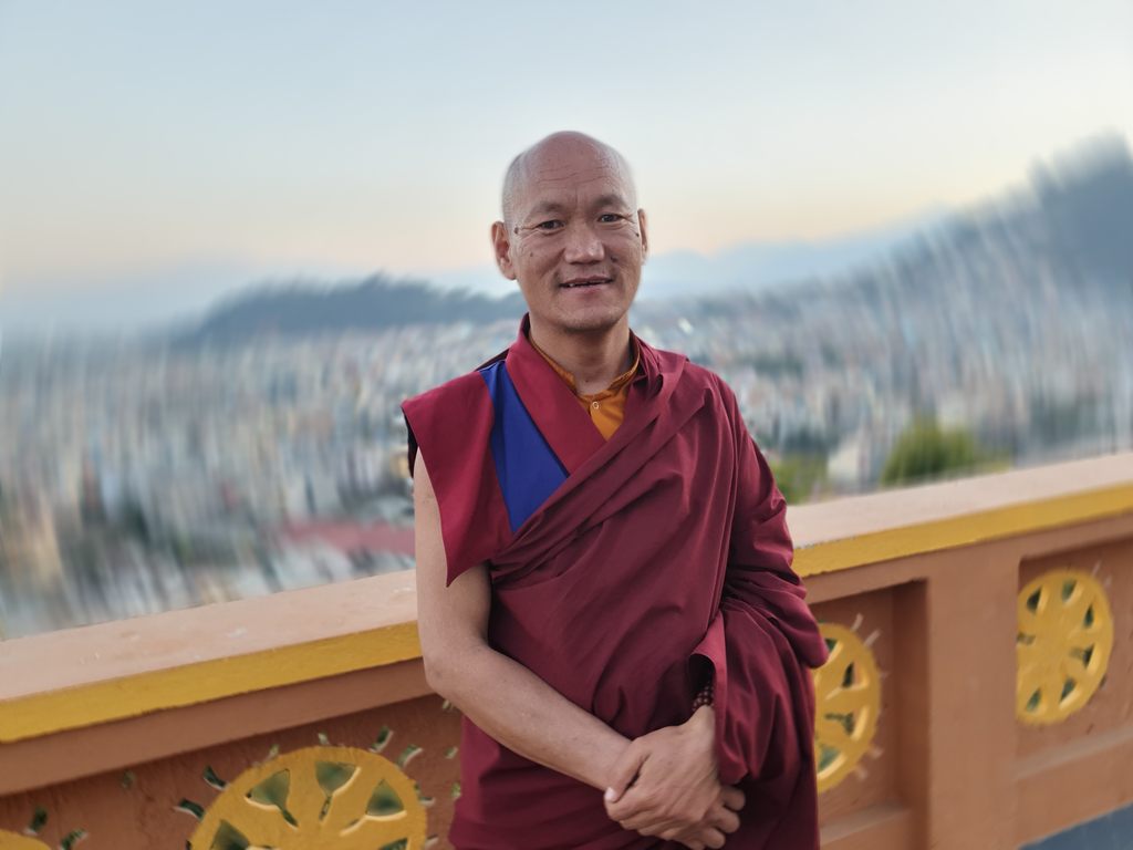 Geše Sonam Gurung: Mí rodiče si přáli, abych se stal mnichem. Obvykle je k tomu určen prostřední syn. V naší rodině byla nelehká situace a mniši u nás obecně požívají velký respekt a mají možnost získat vzdělání, a tak mi to nebylo proti mysli.