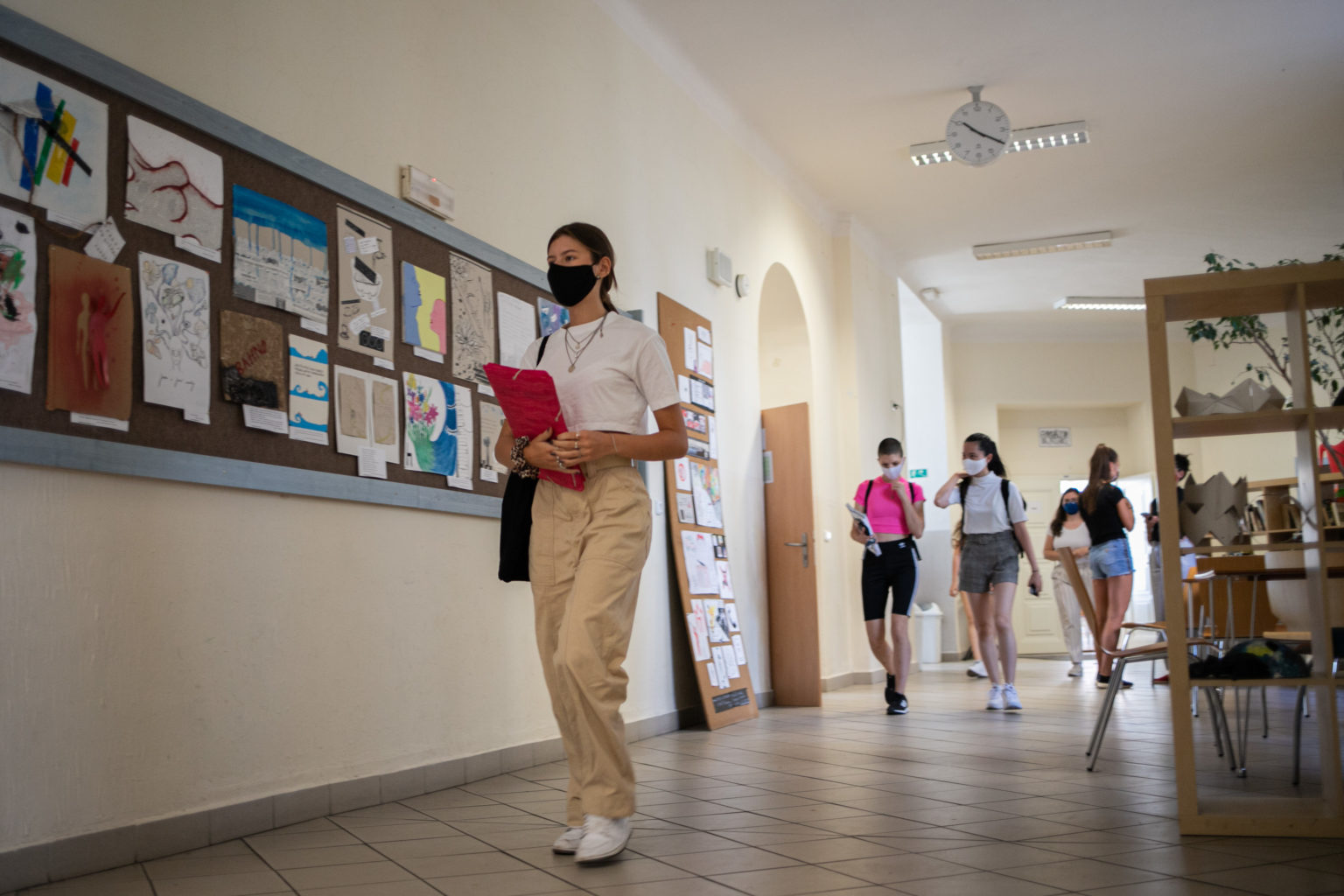 S rouškami ve třídách na druhém stupni kleslo riziko nákazy na 65 procent oproti době, kdy se nosily jen na chodbách.