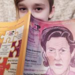 Tahákem magazínu je rozhovor s nejznámější autistickou aktivistkou Temple Grandin. Ilustrace a komiksy, kterých je magazín plný, vytvářejí výtvarníci s diagnózou PAS.