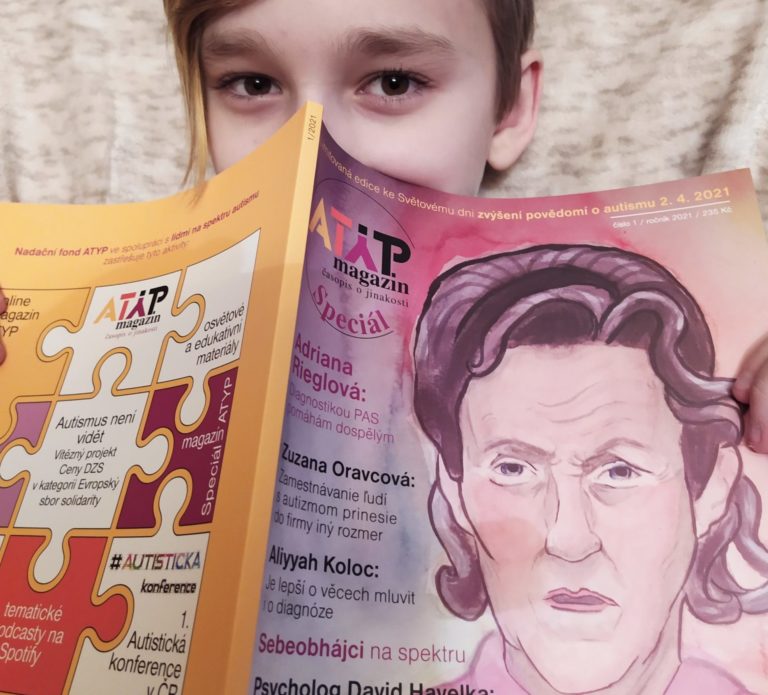 Tahákem magazínu je rozhovor s nejznámější autistickou aktivistkou Temple Grandin. Ilustrace a komiksy, kterých je magazín plný, vytvářejí výtvarníci s diagnózou PAS.
