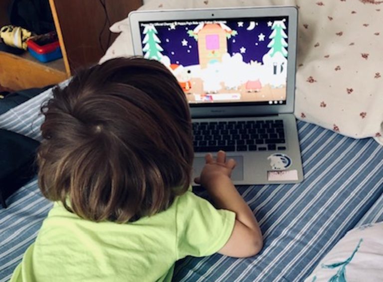 Předškolním dětem Světová zdravotnická organizace a Americká asociace pediatrů doporučuje maximálně hodinu před obrazovkou a to nejlépe s dospělým, který pořad také aktivně sleduje, komentuje a vysvětluje.
