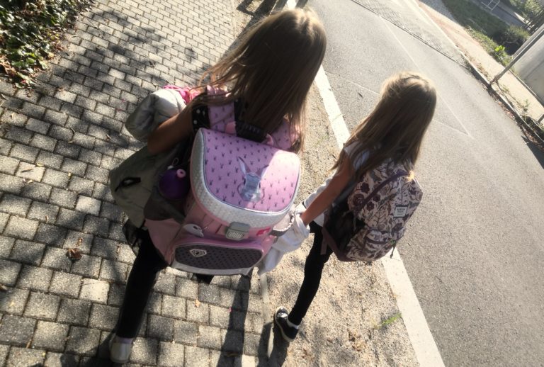 Nejít s dětmi první den školy do třídy či šatny může být náročné pro rodiče. Děti to ale zvládnou.