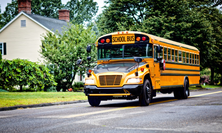Ve Spojených Státech v souvislosti s bezpečím dětí musí rodič až do třetí třídy doprovodit dítě na zastávku školního autobusu.