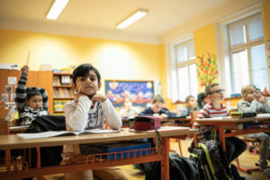Škola v Trmicích má skvělou pověst a své děti do ní vozí rodiče z širokého okolí. Romských žáků je o něco víc než třetina, což odpovídá demografickému rozložení.