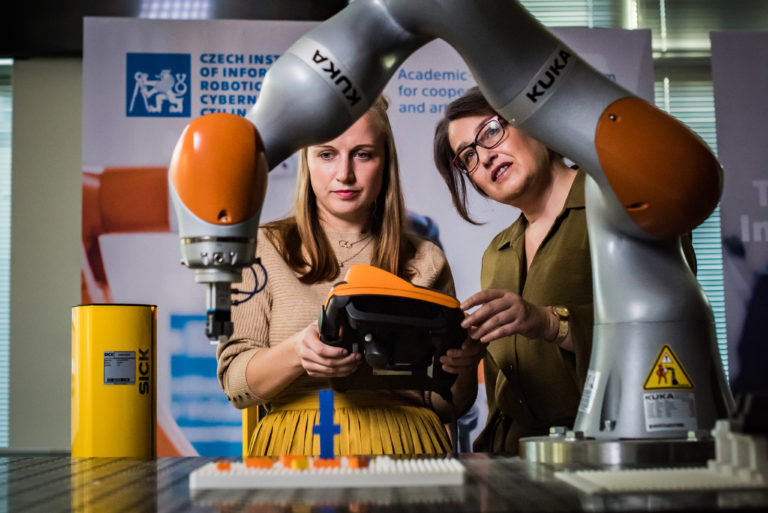 Štěpánka Baierlová (na snímku vpravo) se objevila v novém spotu české edice Global Teacher Prize se svou bývalou žákyní Jitkou Hodnou.