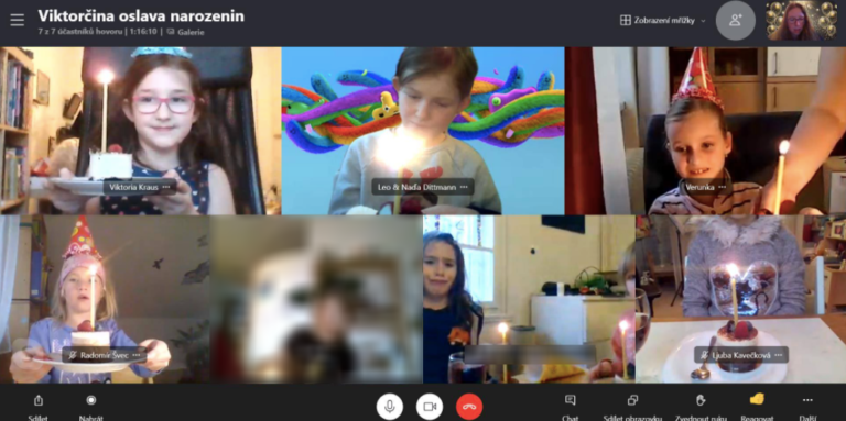 Viktorka si před zraky kamarádek rozbalila dárky od nich a všechny společně také sfoukly svíčky. (Jedna z kamarádek je rozostřená, protože rodiče si nepřáli její fotku zveřejnit.)