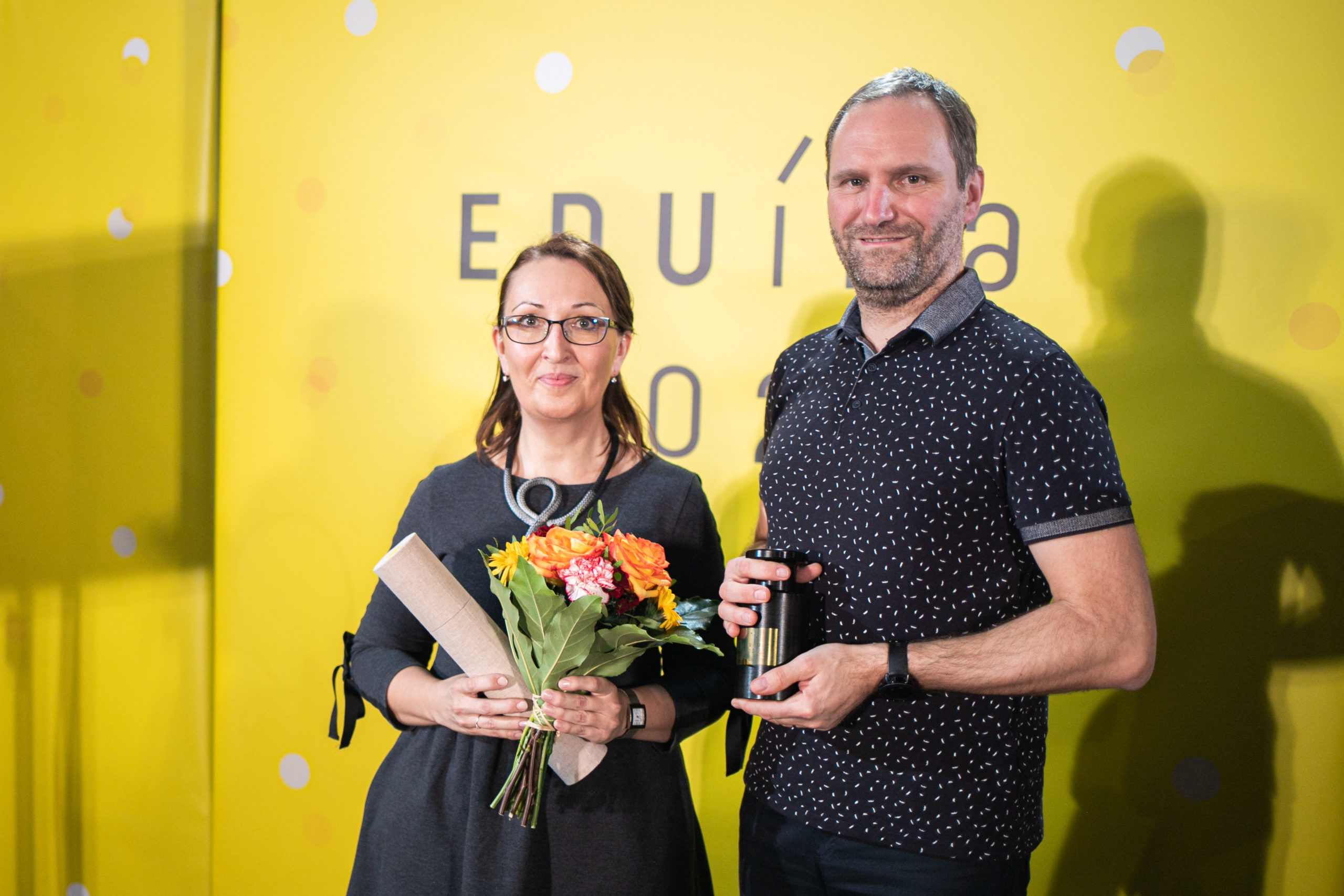 Adriana Wiegerová a Viktor Pacholík z Ústavu školní pedagogiky Fakulty humanitních studií UTB ve Zlíně s cenou EDUína 2021.