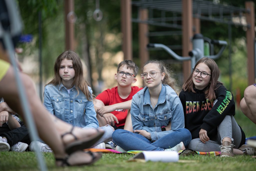 Žáci ze ZŠ Partyzánská v České Lípě poslouchají hosty, kteří jim vyprávějí o své profesi. 