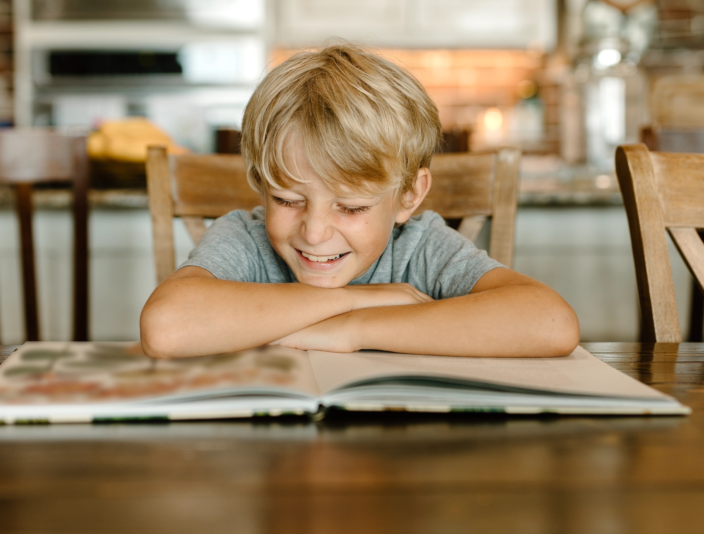Předčítání a společné čtení knih se opakovaně zmiňuje jako jeden z největších faktorů, které u dětí rozvíjejí lásku ke knihám.
