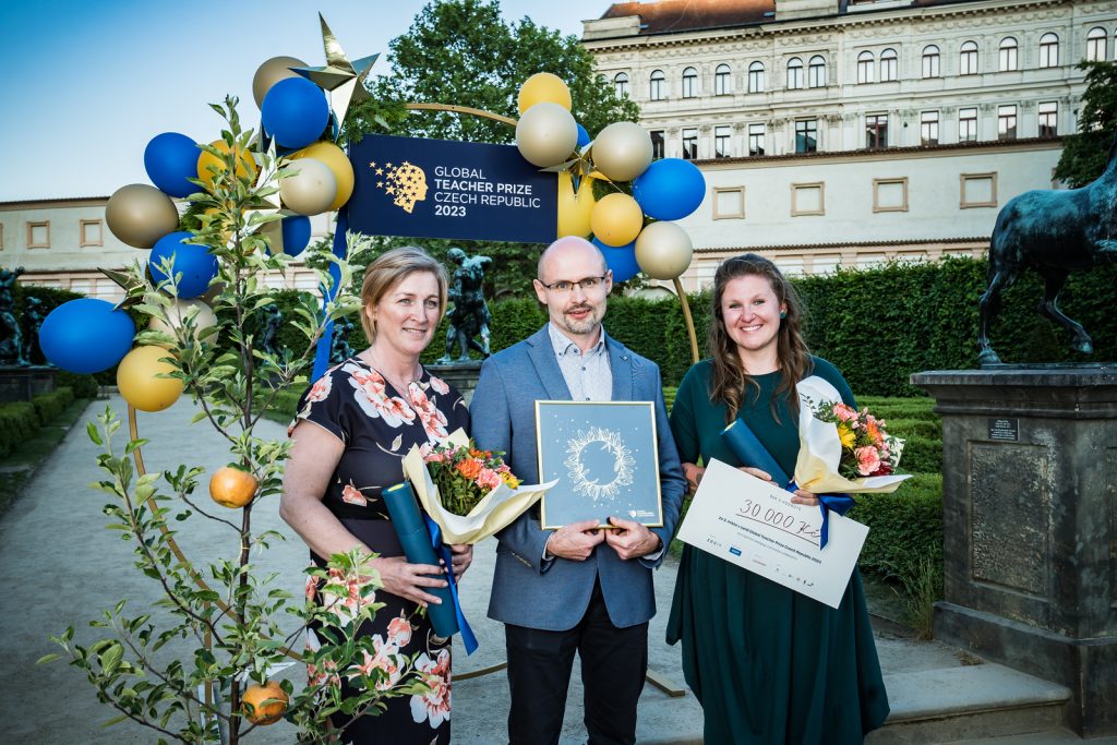 Vítěz Roman Göttlicher, druhá v pořadí Markéta Mylková (vlevo) a třetí Tereza Vítková na slavnostním vyhlášení ceny Global Teacher Prize Česká republika. 