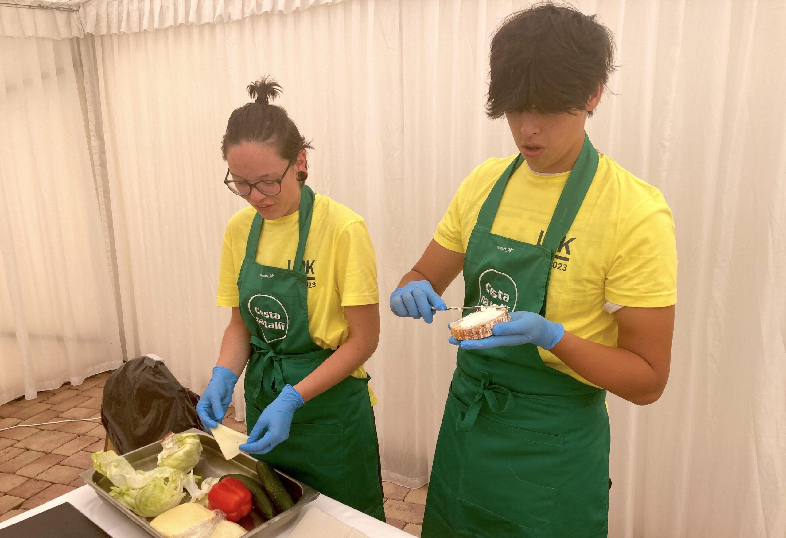 Příprava sendvičů dětem ukázala, jaké to je pracovat v cateringové firmě.