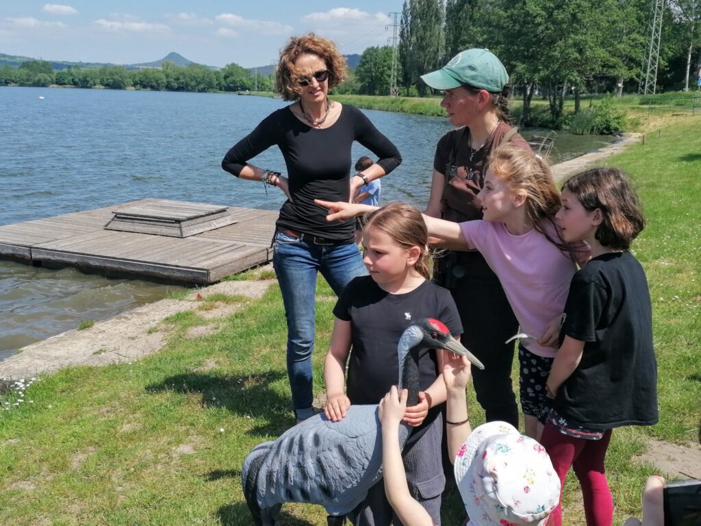 Dana Hádková, Markéta Ticháčková a děti u modelu jeřába popelavého.