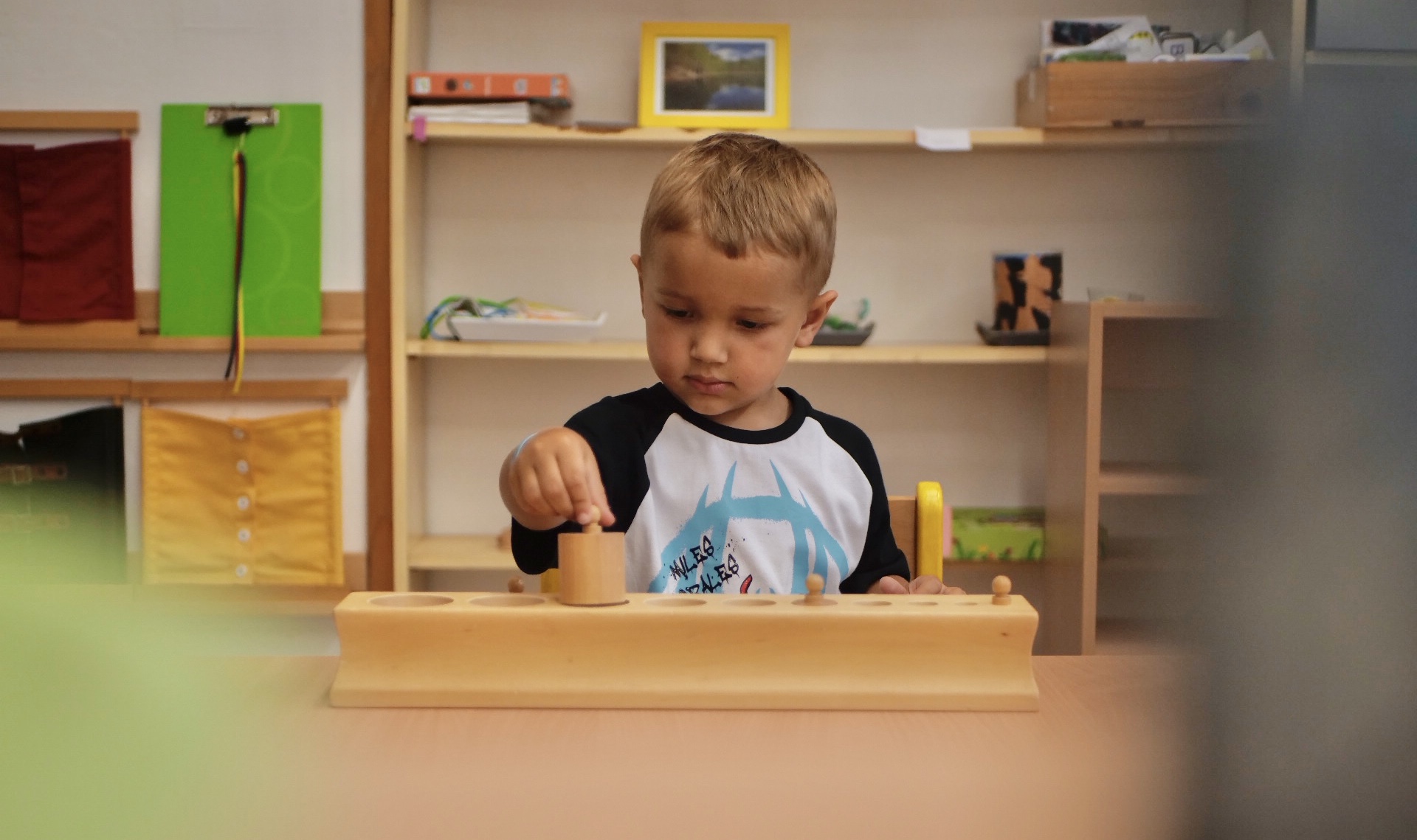 Montessori není jednolitý přístup. Každá škola metodu, kterou Maria Montessori vyvinula, používá trochu jinak.