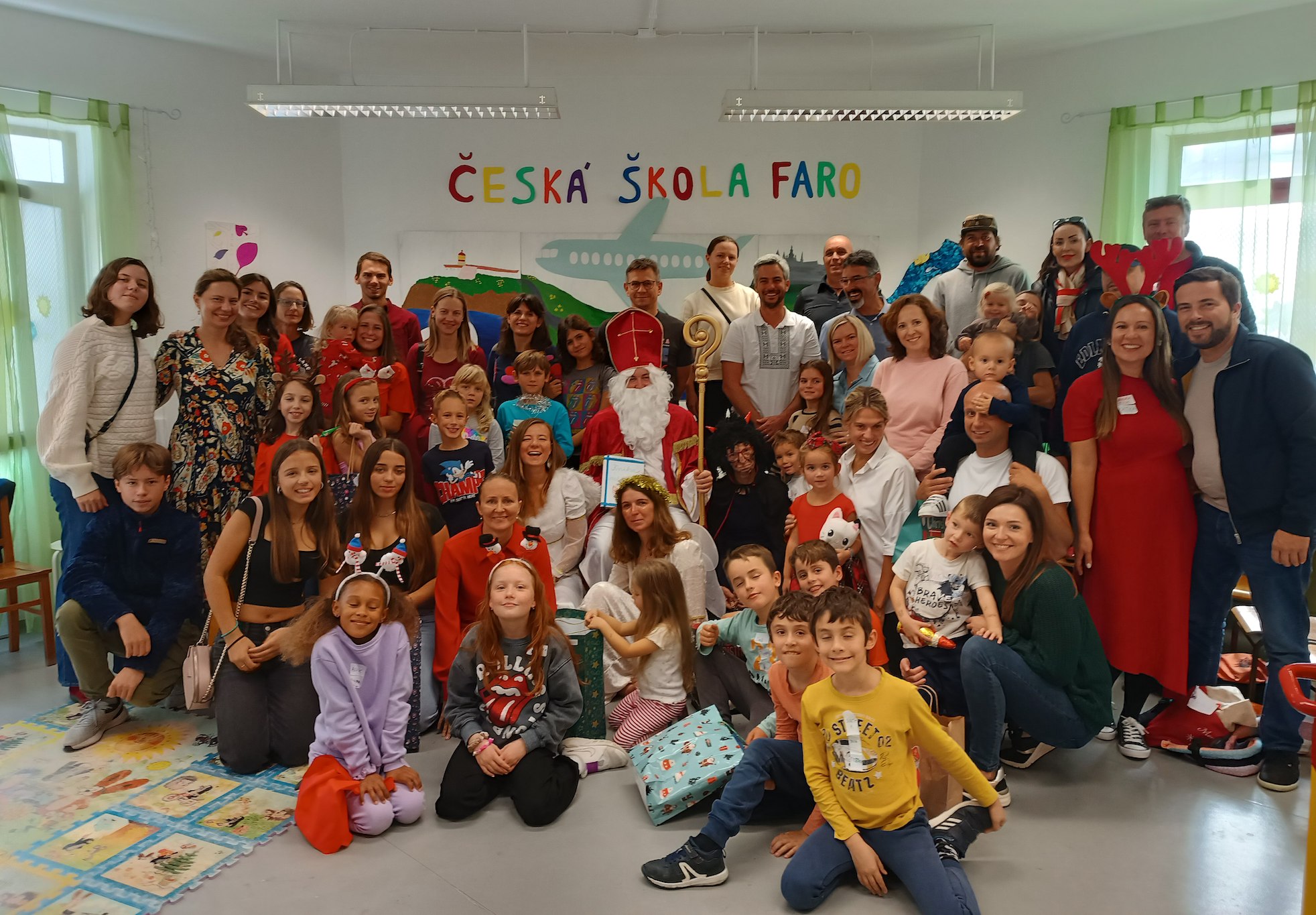 Je vidět, že do české školy ve Faru, malého ostrova českého jazyka i kultury na jihu Portugalska, se chodí s radostí. 