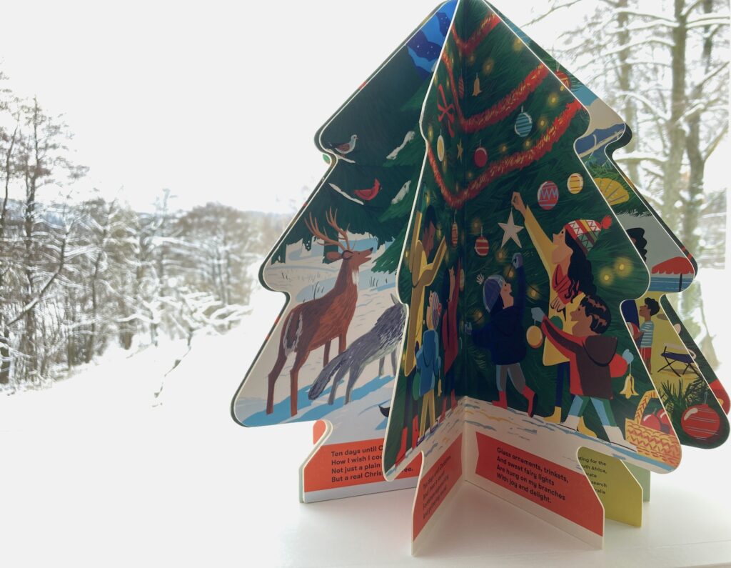 Leporelo, které se díky magnetu dá složit na vánoční stromek.