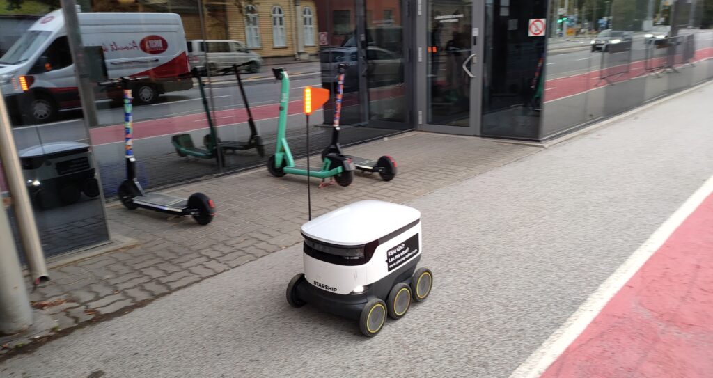 Robotický kurýr, který po ulicích vozí zásilky.