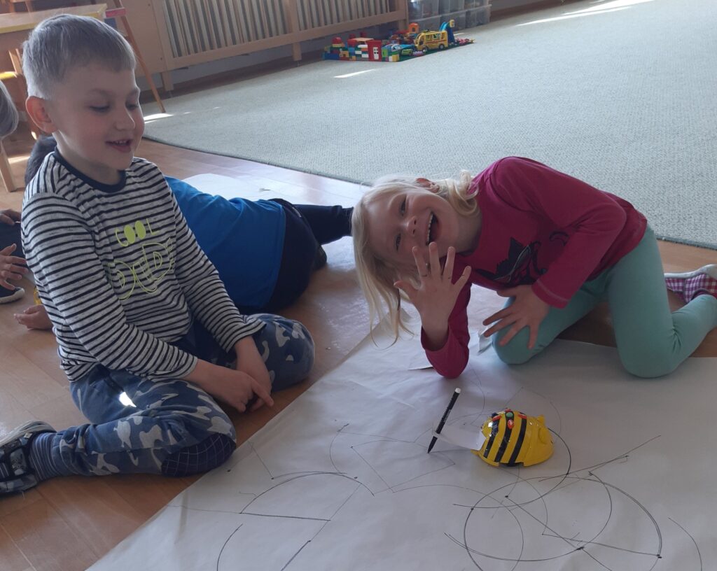 U Krtečka pravidelně pracují s BeeBoty, na nichž se děti učí základy algoritmů a programování.