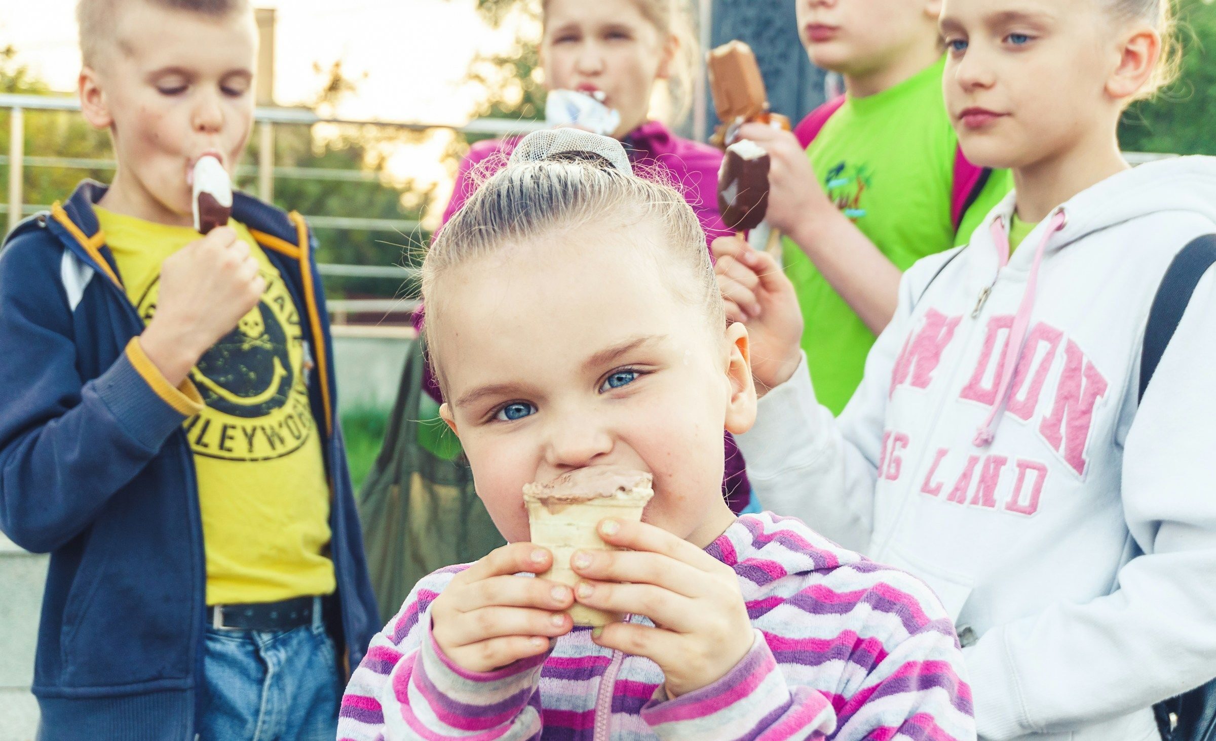 U dospělých stále přetrvává pocit, že sladkosti jsou pro děti něco dobrého a za odměnu.